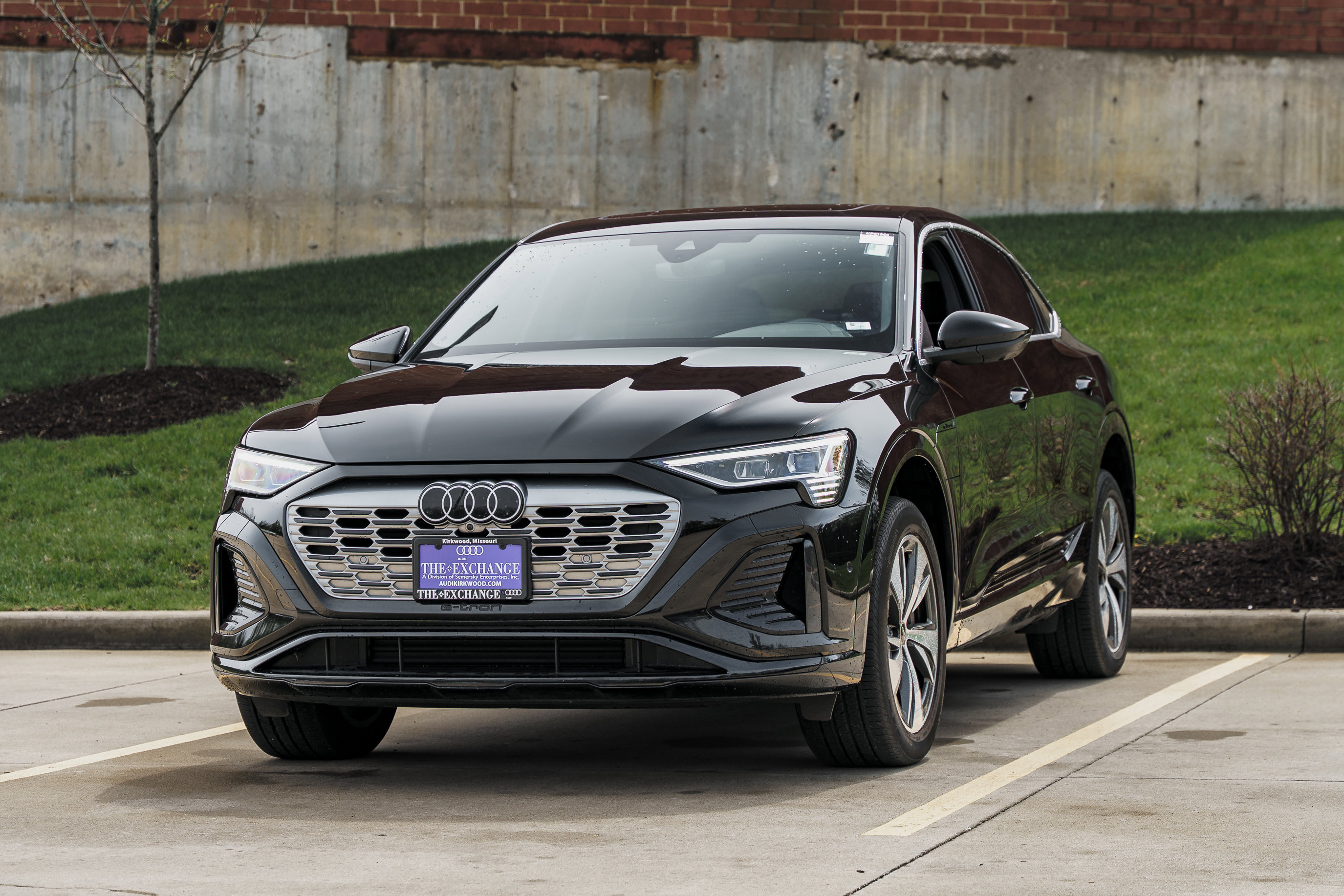 Used 2024 Audi Q8 e-tron Premium Plus w/ Premium Plus Package image 7