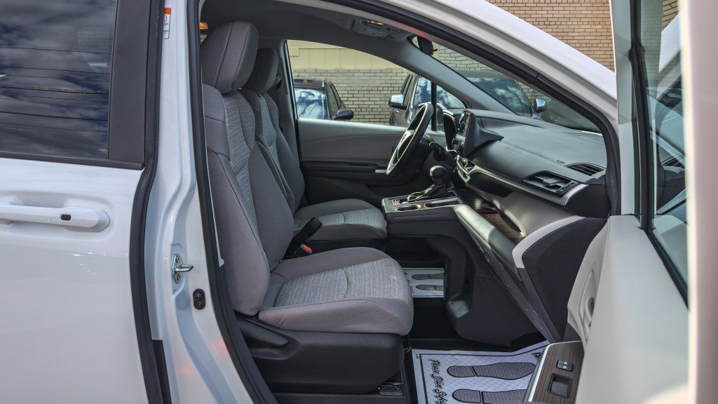 Used 2024 Toyota Sienna LE image 24
