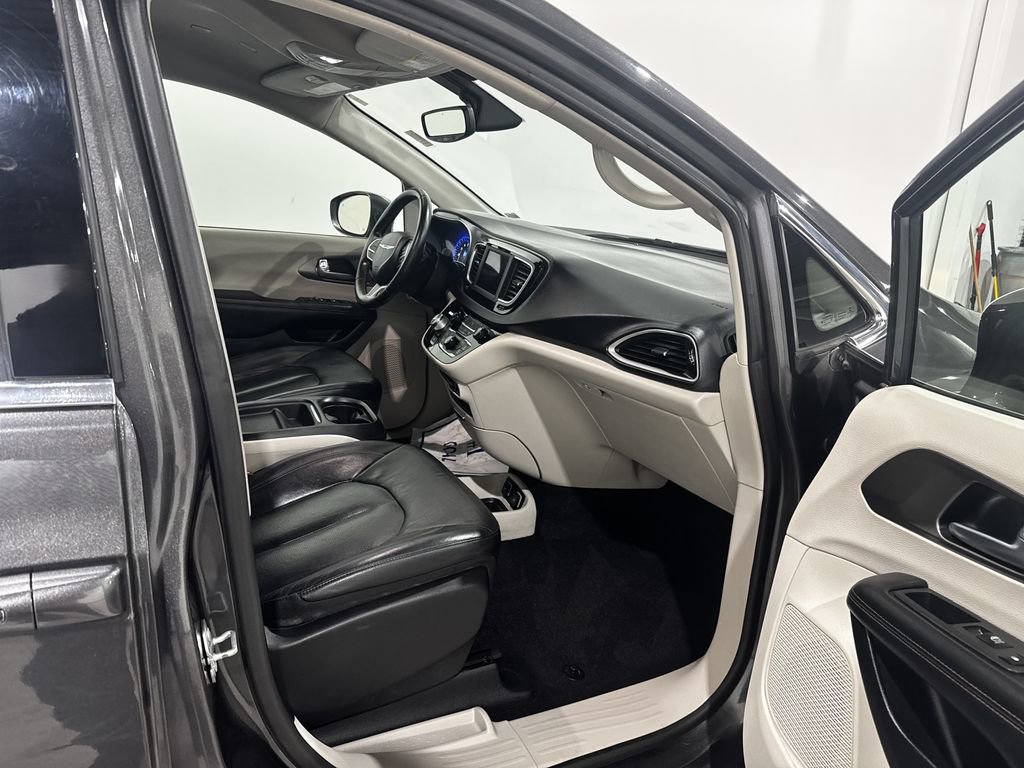 Used 2020 Chrysler Pacifica Touring-L FWD image 23