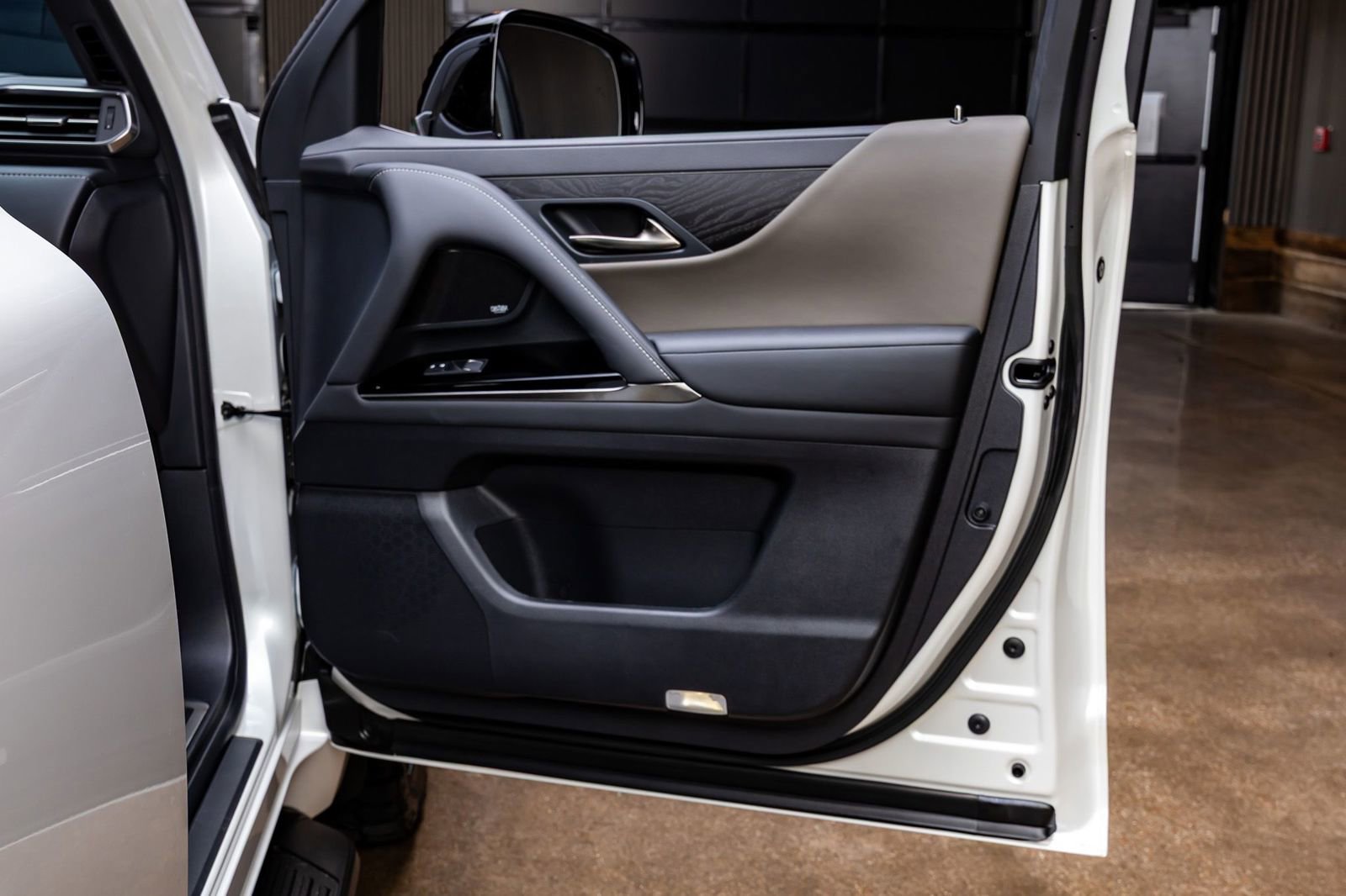 Used 2025 Lexus LX 700h Overtrail w/ Accessory Package (Z1) image 35