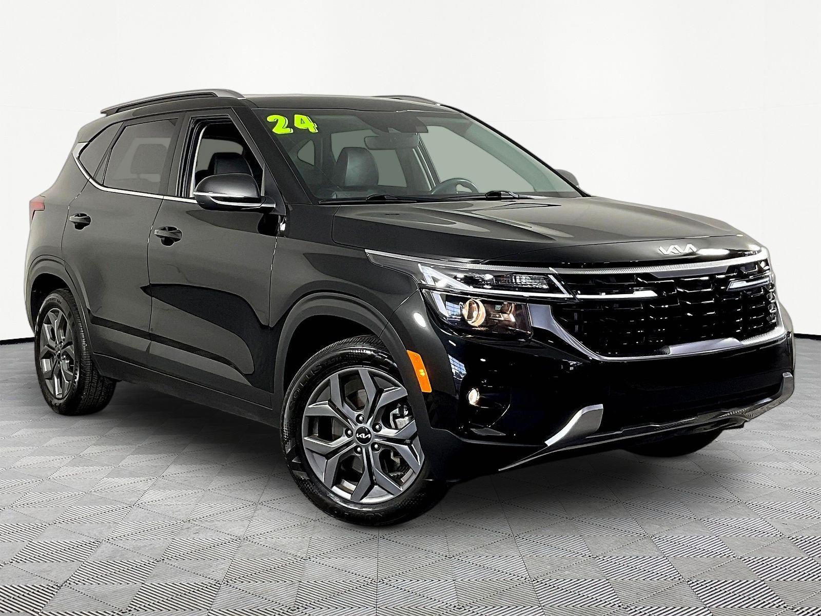 Used 2024 Kia Seltos S AWD/4WD image 3