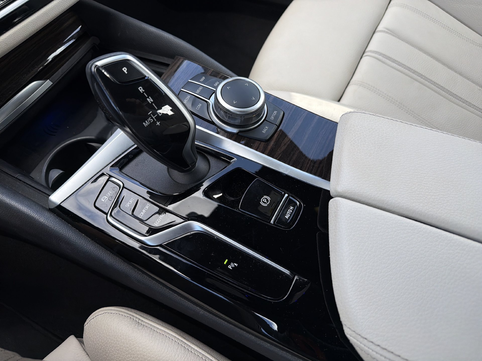 Used 2022 BMW 530i w/ Convenience Package RWD image 34