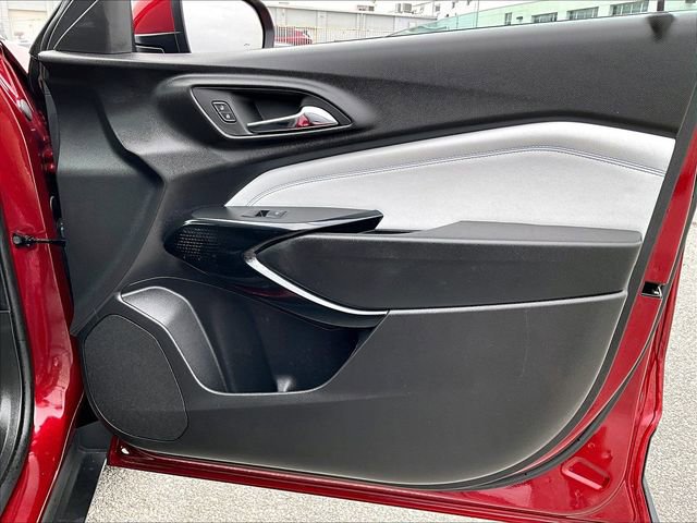 Used 2025 Chevrolet Trax LT w/ LT Convenience Package image 12