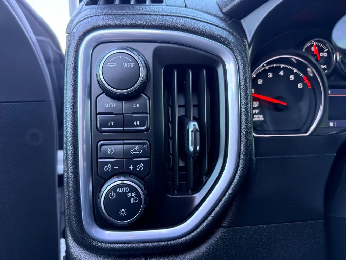 Used 2021 Chevrolet Silverado 1500 RST w/ Convenience Package II AWD/4WD image 16