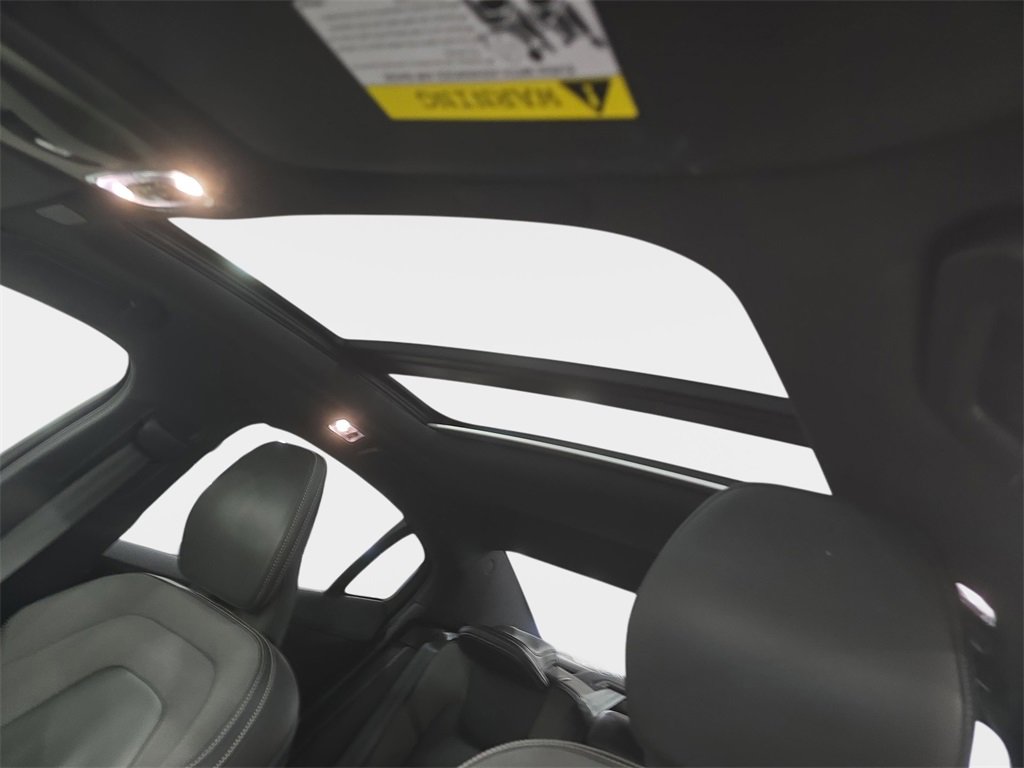 Used 2022 Volvo S60 T8 R-Design image 28