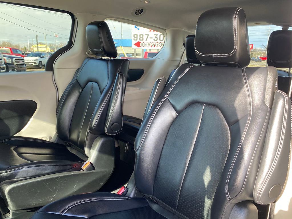 Used 2024 Chrysler Pacifica Select image 15