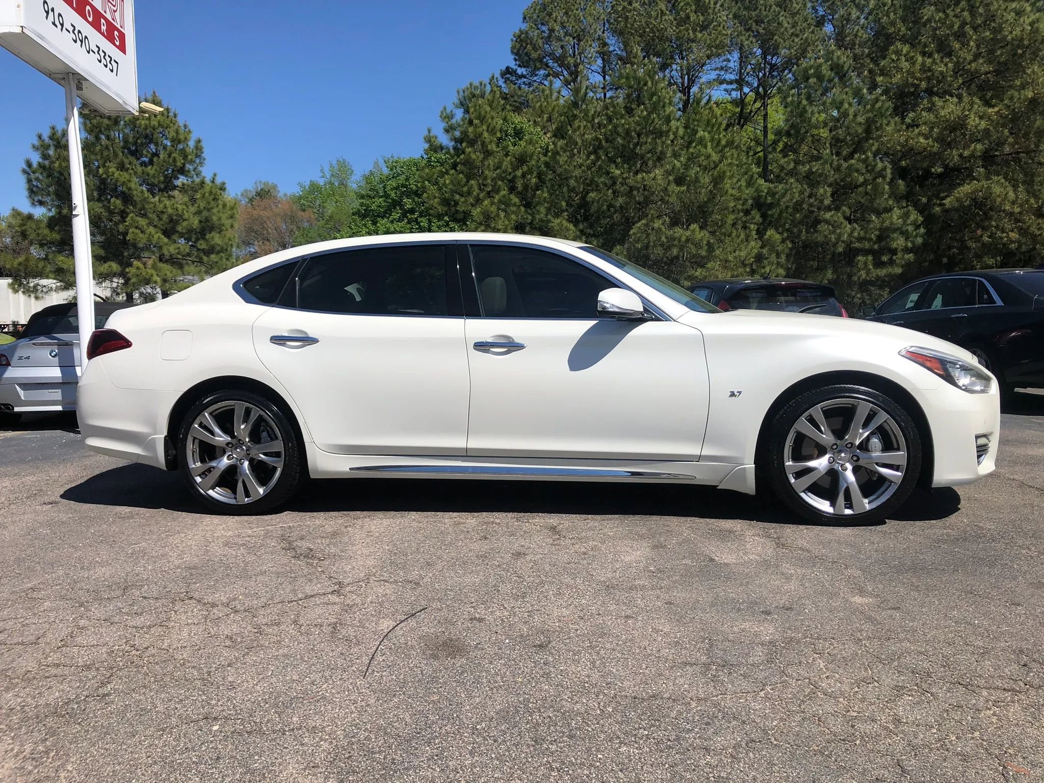 Used 2017 INFINITI Q70 L 3.7 image 2