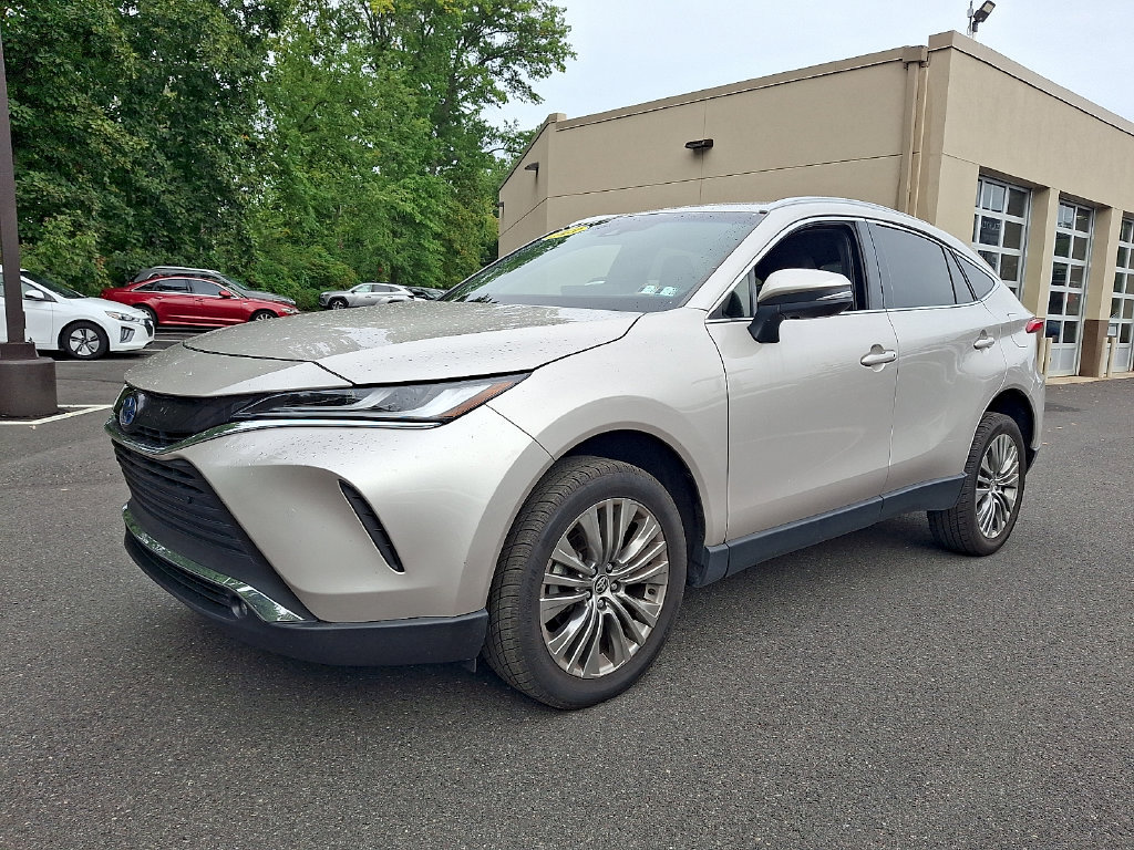 Used 2023 Toyota Venza XLE AWD/4WD image 3