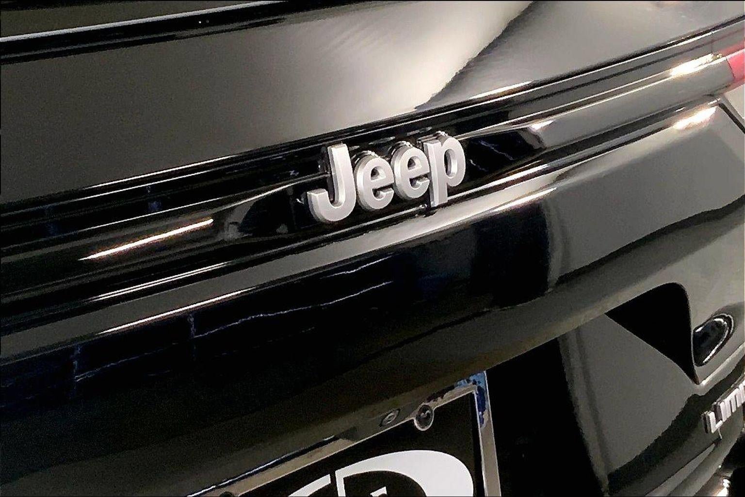 Used 2025 Jeep Grand Cherokee Limited AWD/4WD image 29