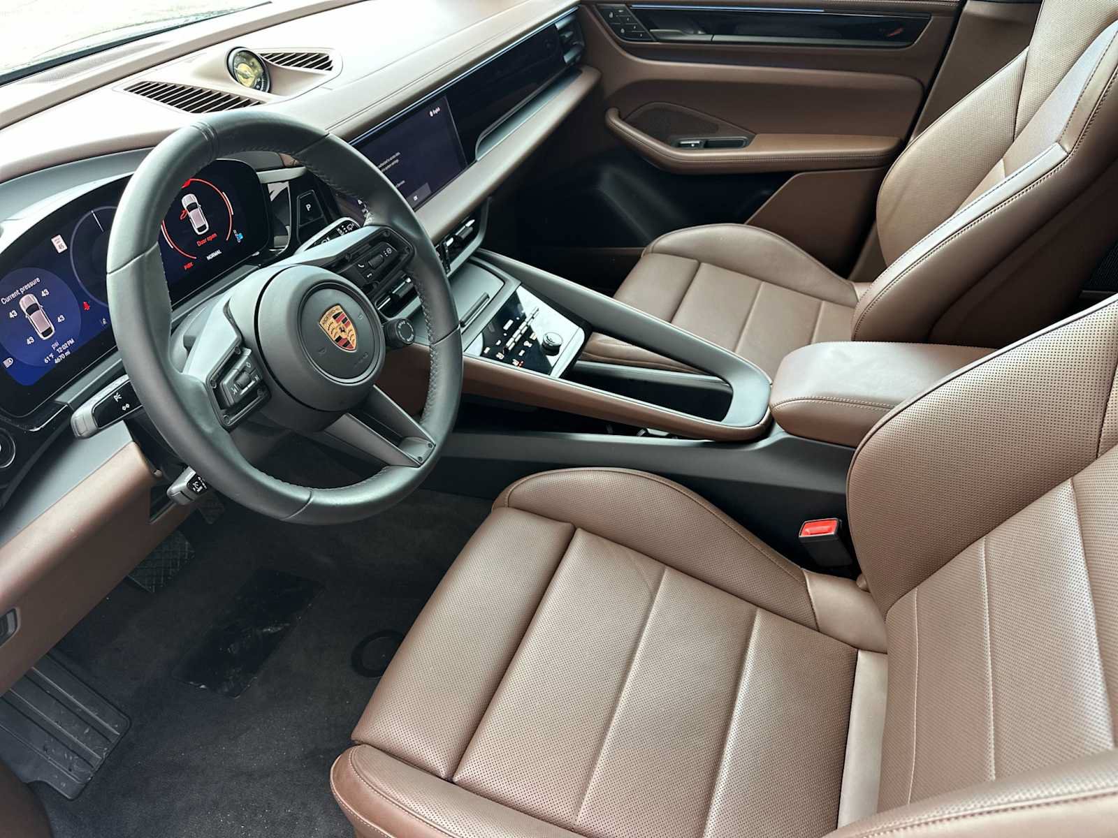 Certified 2025 Porsche Macan Electric RWD image 4