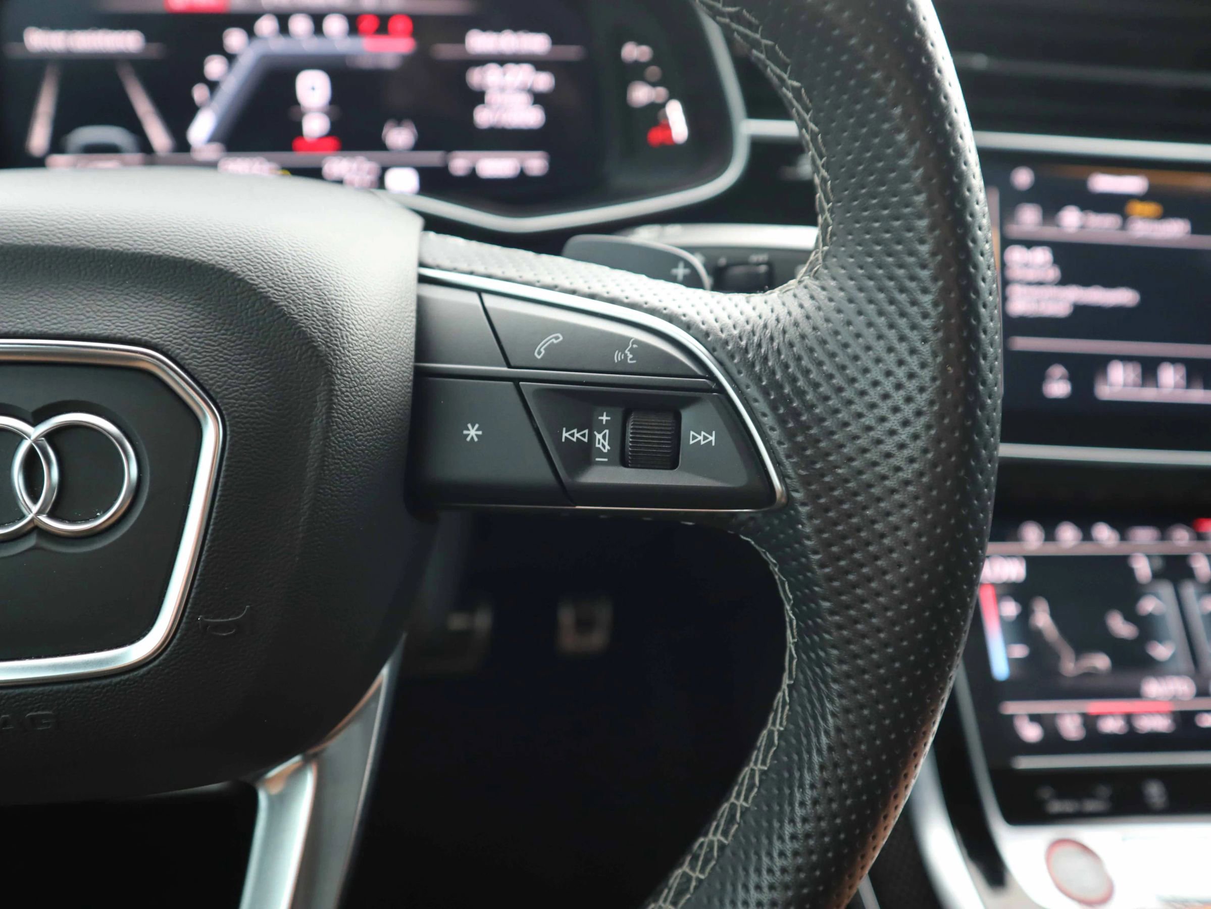 Used 2023 Audi SQ8 Prestige AWD/4WD image 17