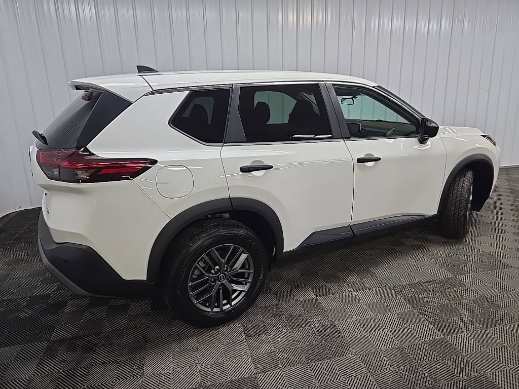 Used 2022 Nissan Rogue S image 3