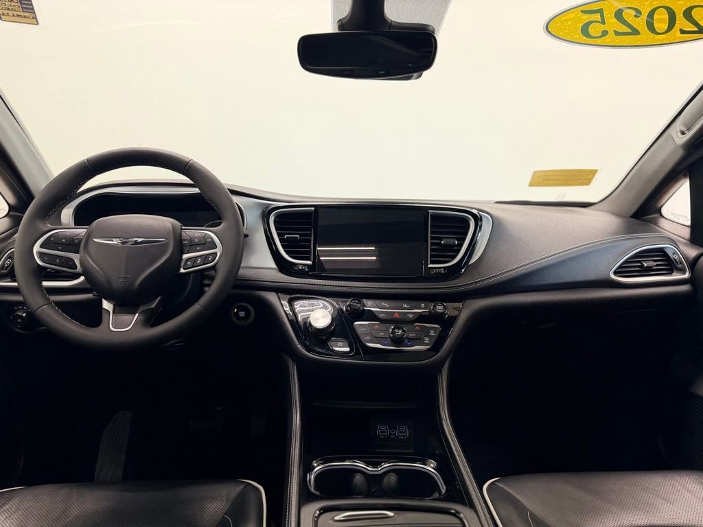 Used 2025 Chrysler Pacifica Limited FWD image 13