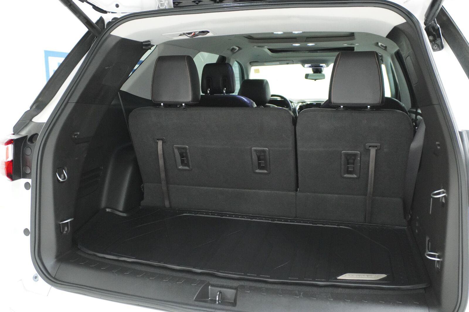 Used 2018 Chevrolet Traverse Premier w/ Driver Confidence II Package FWD image 37