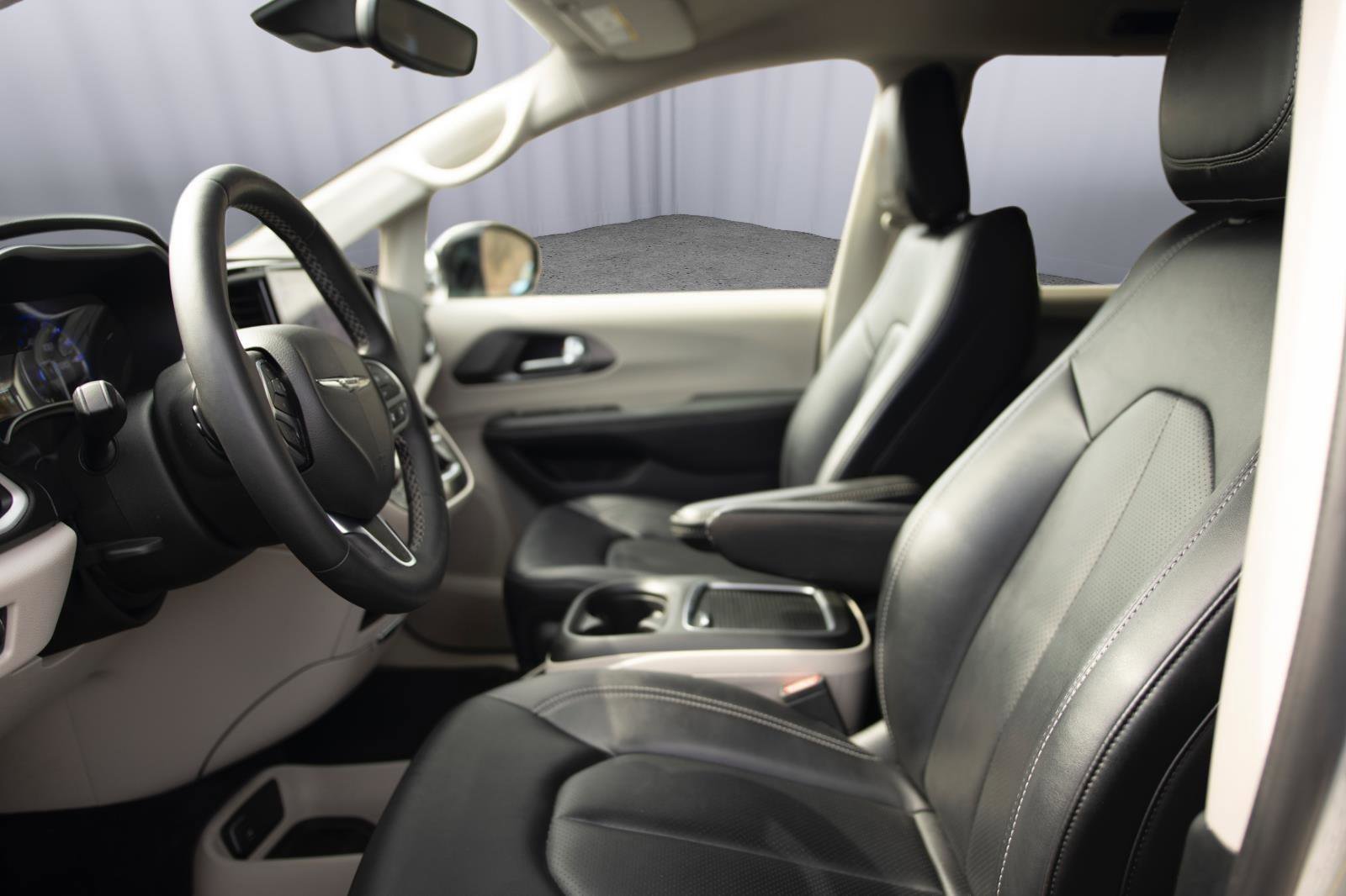 Used 2024 Chrysler Pacifica Touring-L image 2