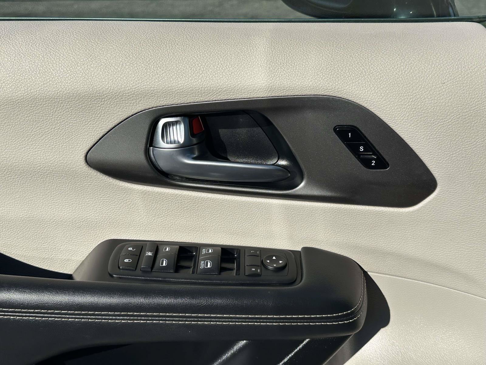 Used 2024 Chrysler Pacifica Touring-L FWD image 24