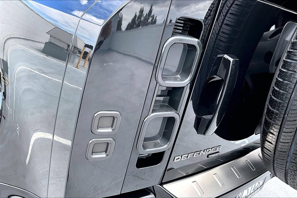 Certified 2023 Land Rover Defender 110 X-Dynamic SE AWD/4WD image 21