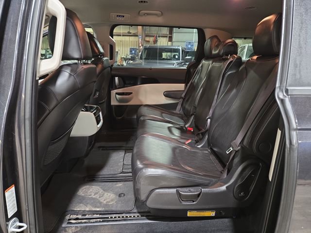 Used 2022 Kia Carnival EX image 30