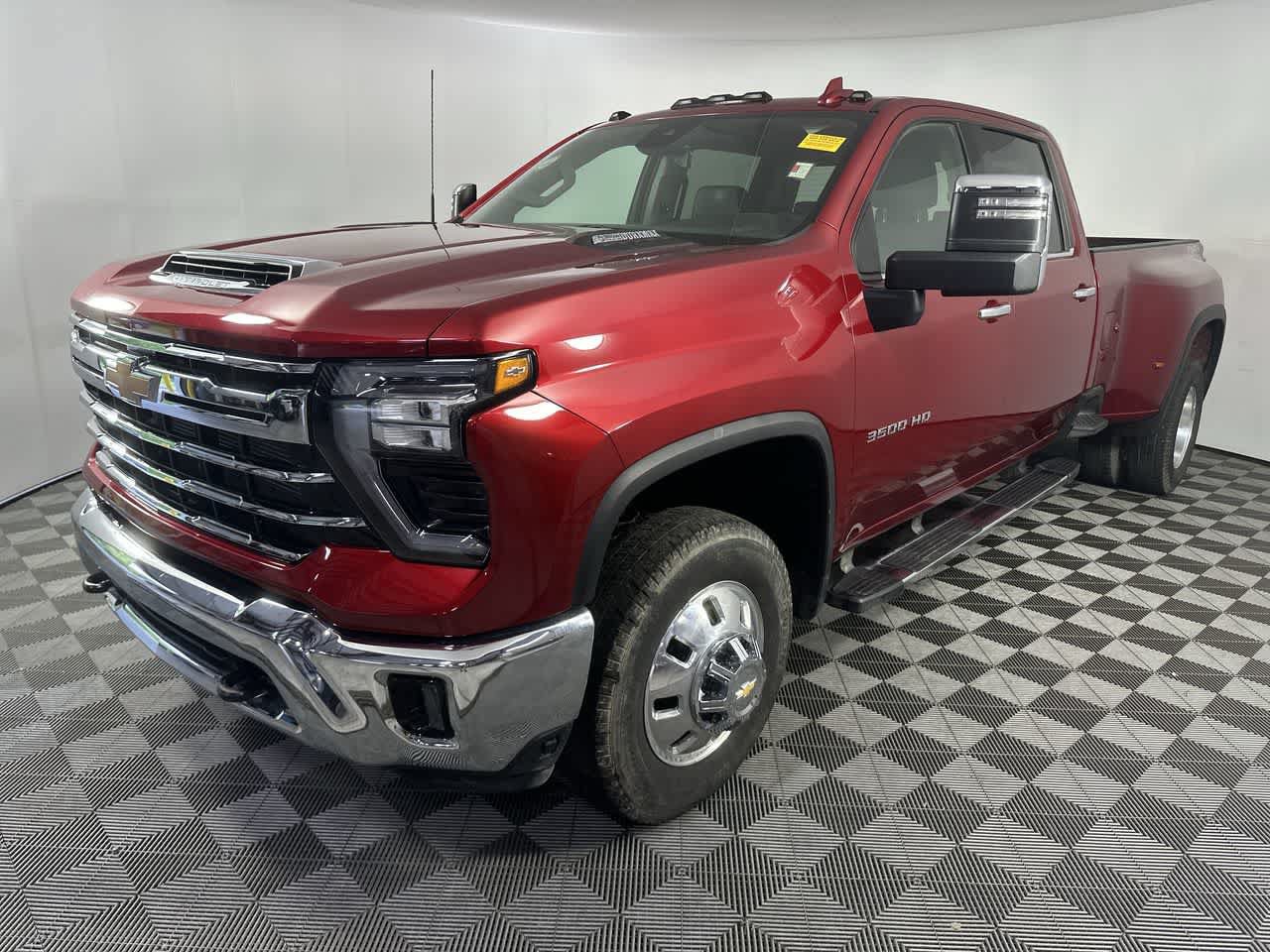 Used 2025 Chevrolet Silverado 3500 LTZ w/ LTZ Convenience Package AWD/4WD image 4