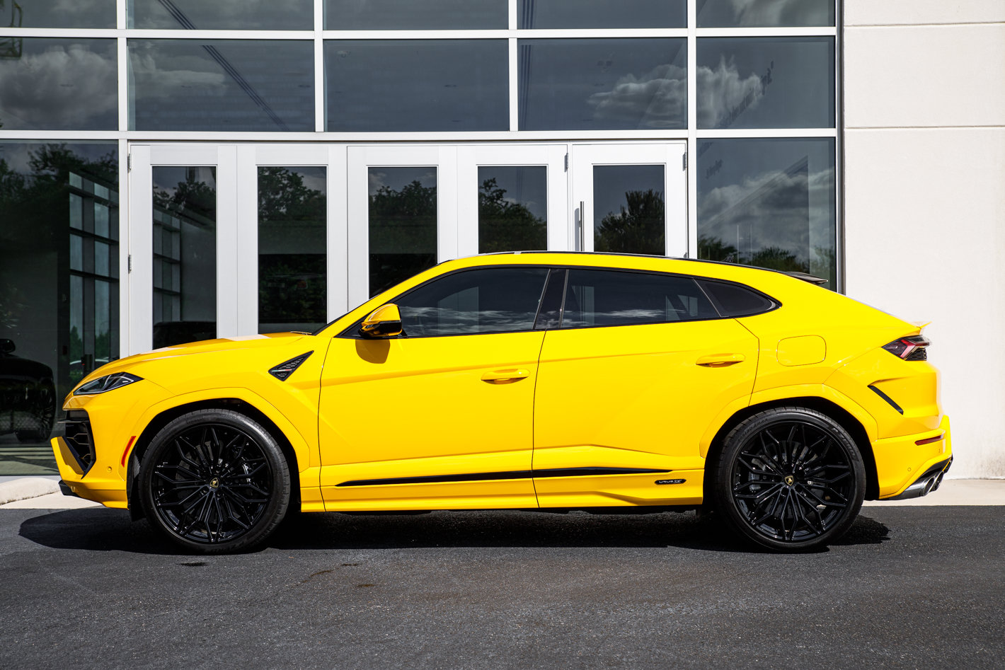 Used 2025 Lamborghini Urus SE AWD/4WD image 7