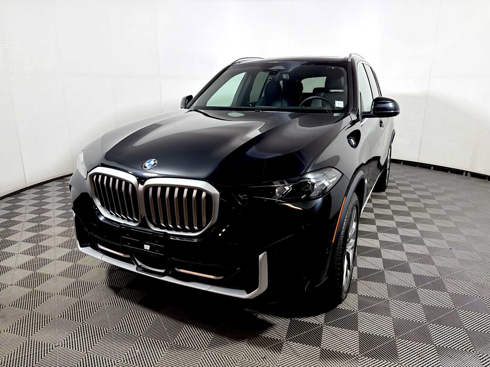 Used 2024 BMW X5 xDrive40i w/ Parking Assistance Package AWD/4WD image 3
