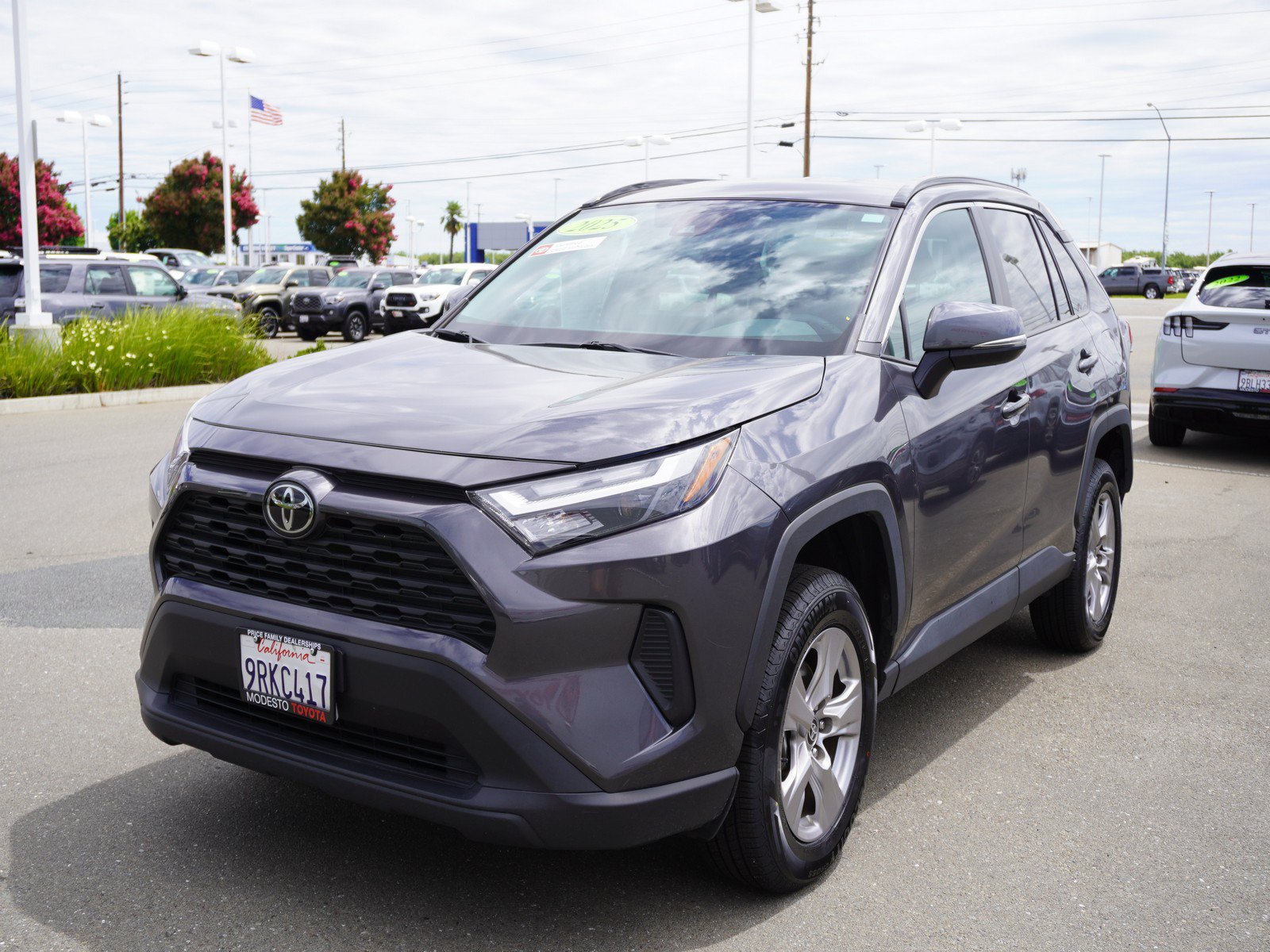 Used 2025 Toyota RAV4 XLE AWD/4WD image 5