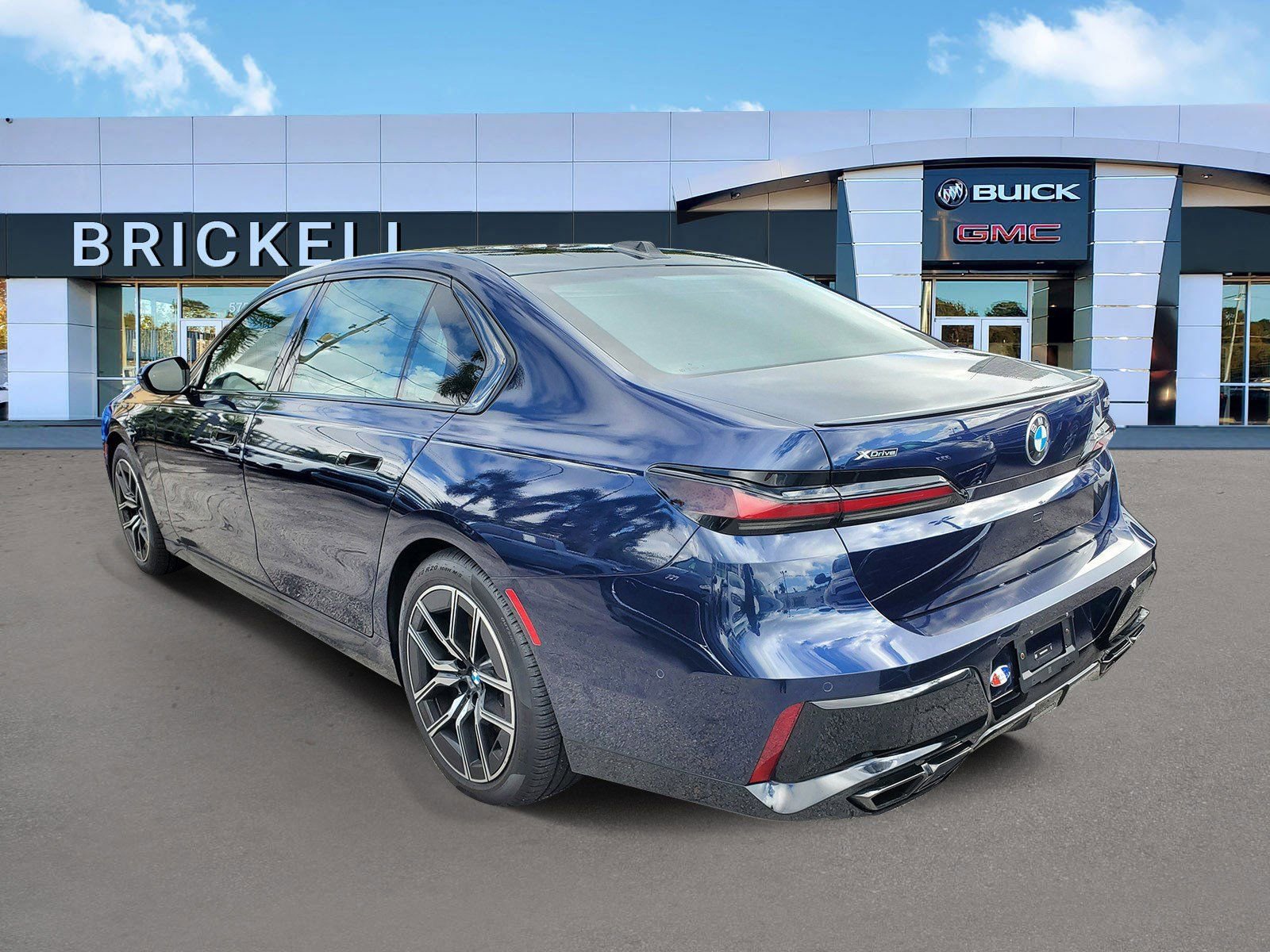 Used 2024 BMW 760i xDrive w/ Premium Package image 4