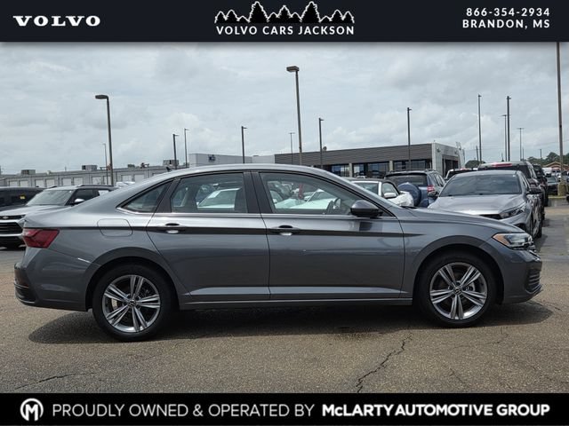 Used 2024 Volkswagen Jetta SE FWD image 3