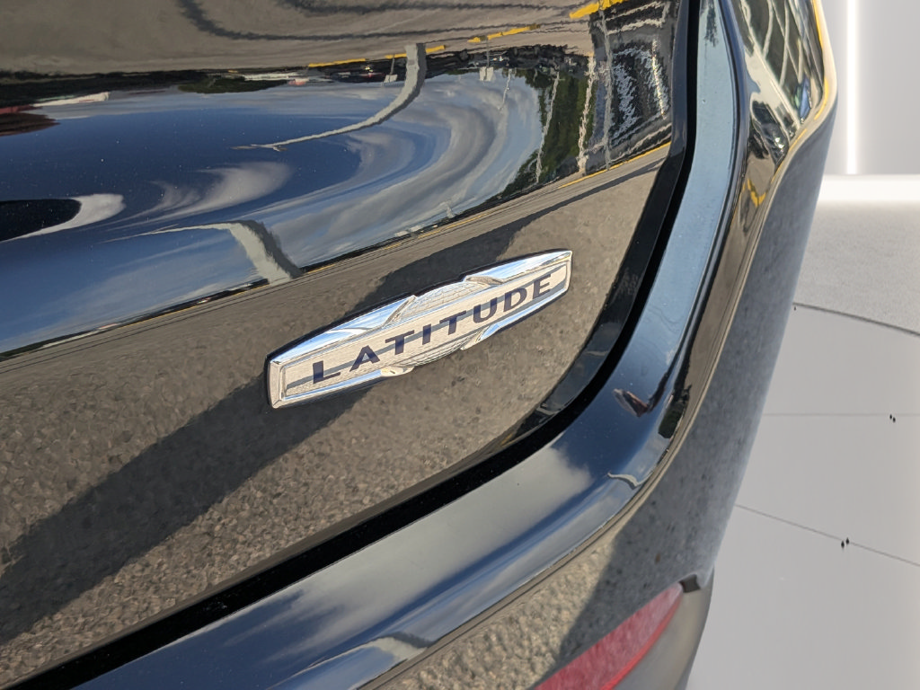Used 2022 Jeep Compass Latitude FWD image 9