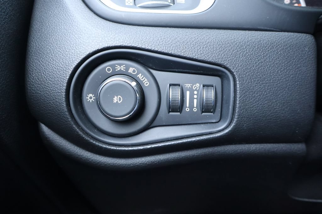 Used 2021 Jeep Renegade Latitude AWD/4WD image 14