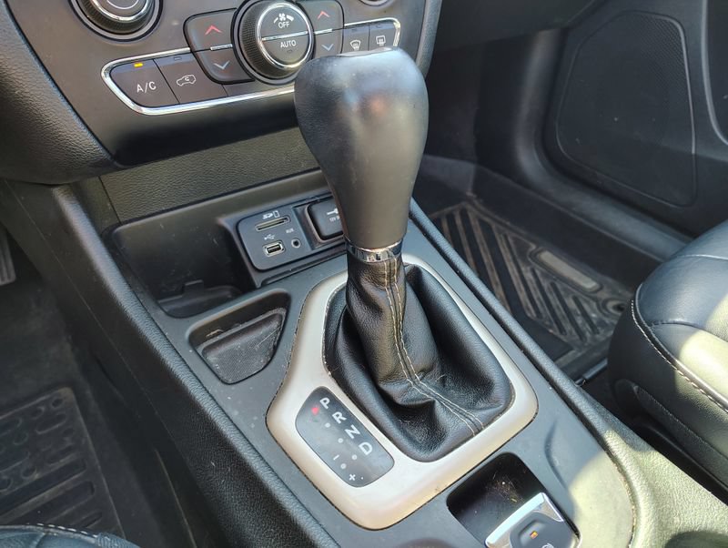 Used 2016 Jeep Cherokee Limited FWD image 19