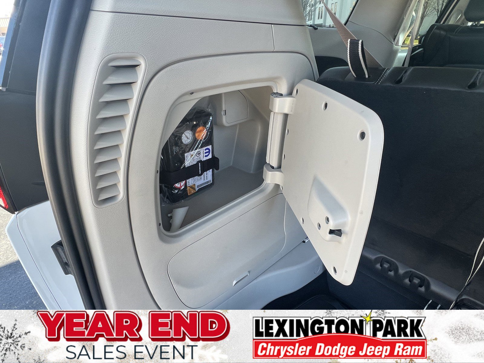 Used 2024 Chrysler Pacifica Select w/ Uconnect Theater Family Group image 10