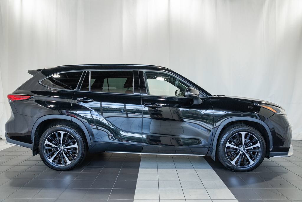 Used 2022 Toyota Highlander XSE AWD/4WD image 3