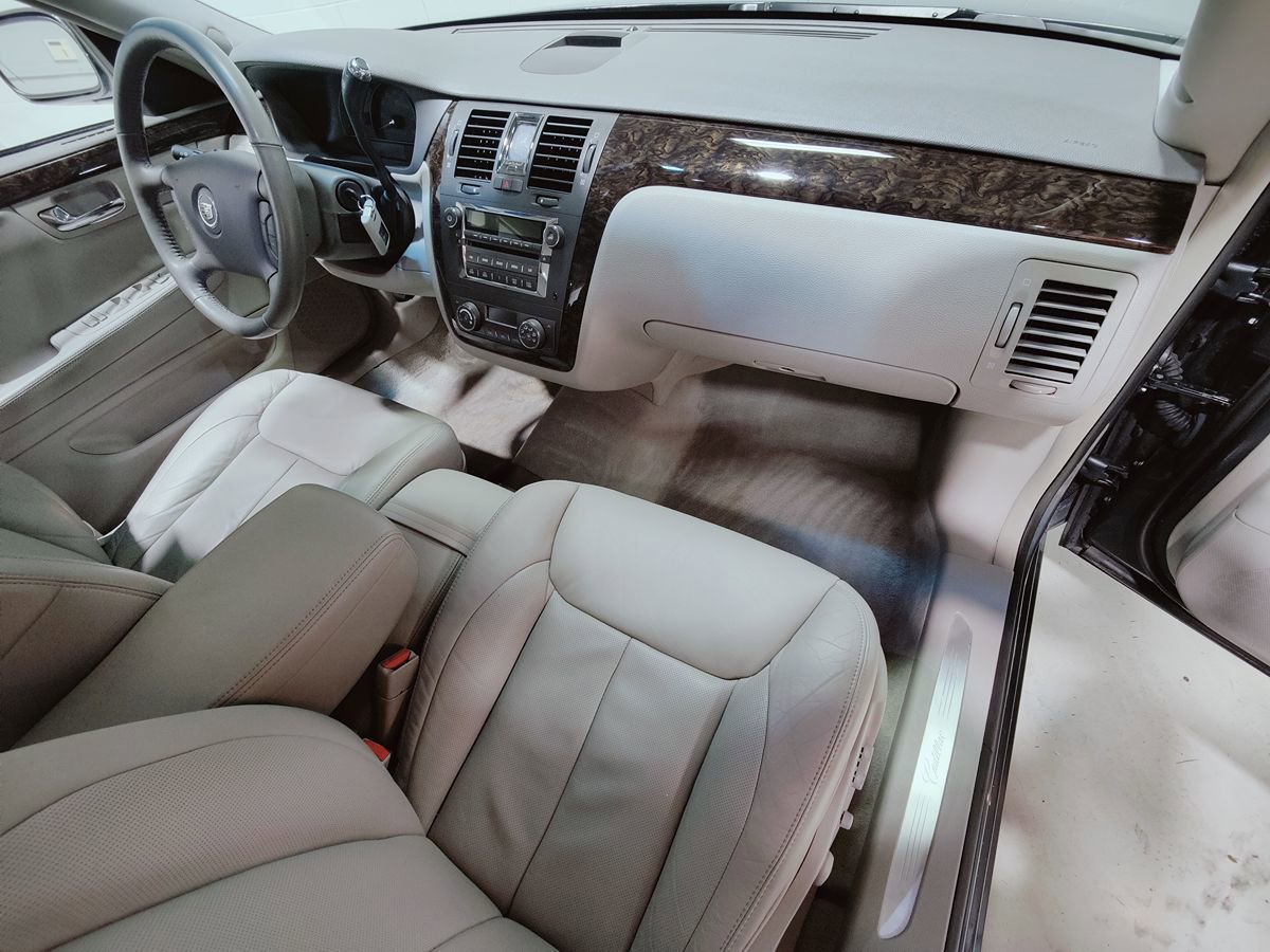 Used 2009 Cadillac DTS w/ Trunk Convenience Package FWD image 12