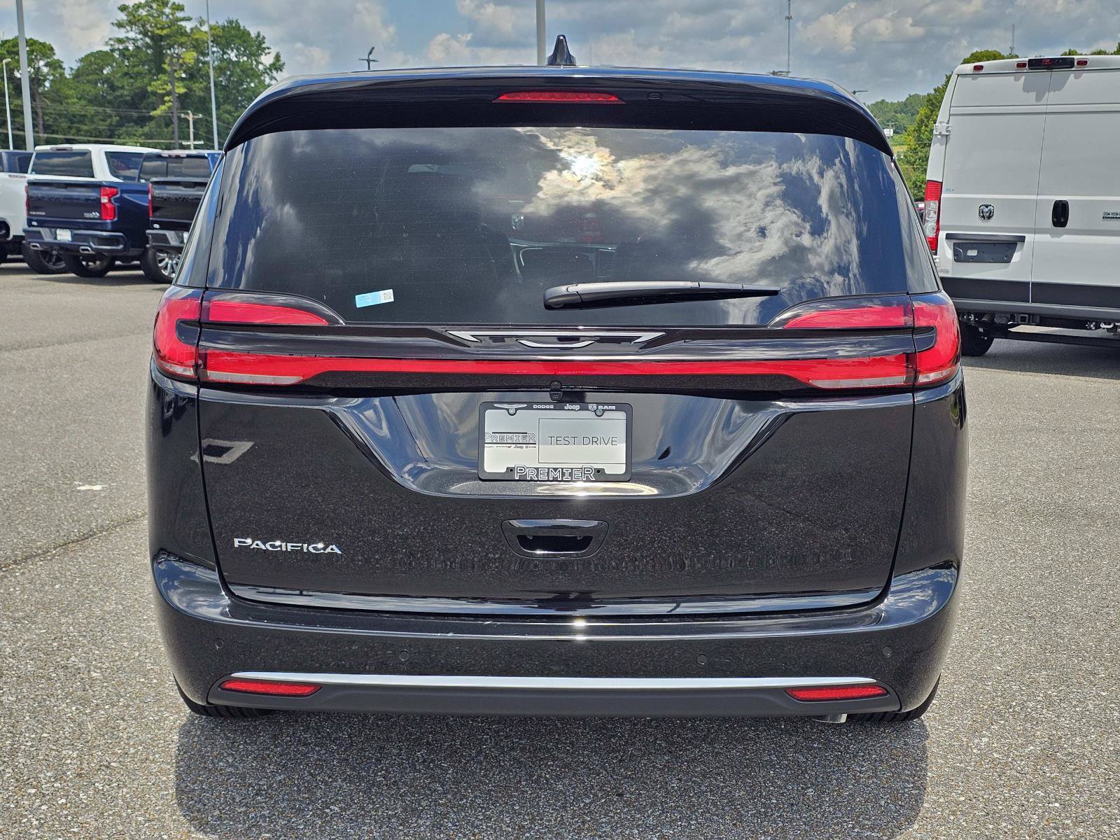 New 2027 Chrysler Pacifica Select FWD image 10
