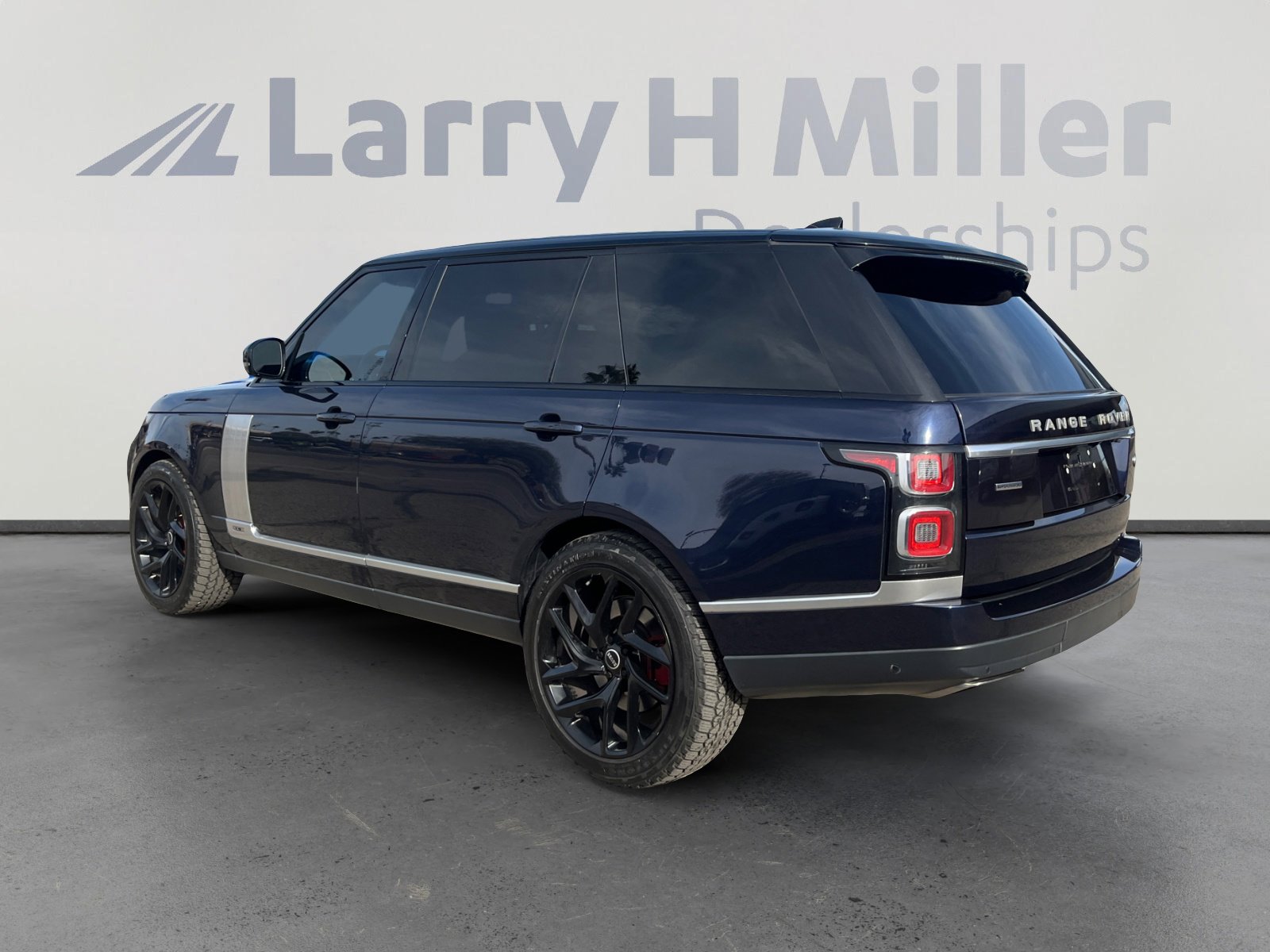 Used 2018 Land Rover Range Rover Long Wheelbase Supercharged image 3