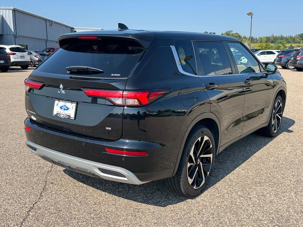 Used 2024 Mitsubishi Outlander SE AWD/4WD image 4