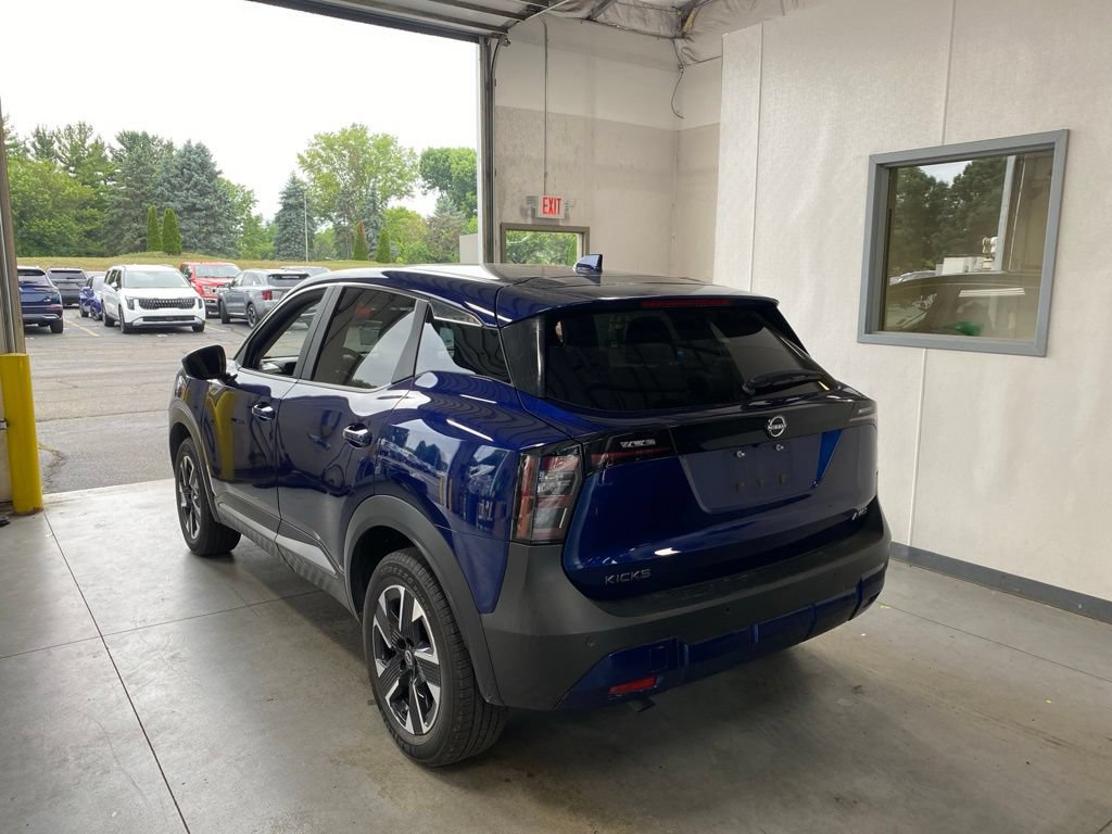 Used 2025 Nissan Kicks SV AWD/4WD image 3