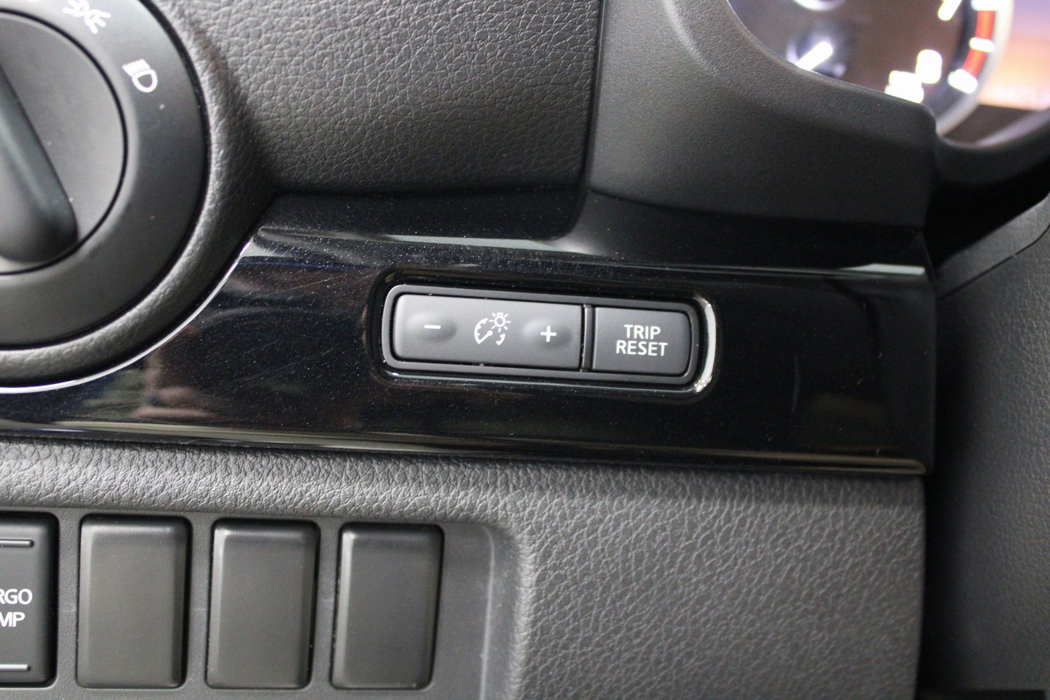 Used 2022 Nissan Titan SV image 31