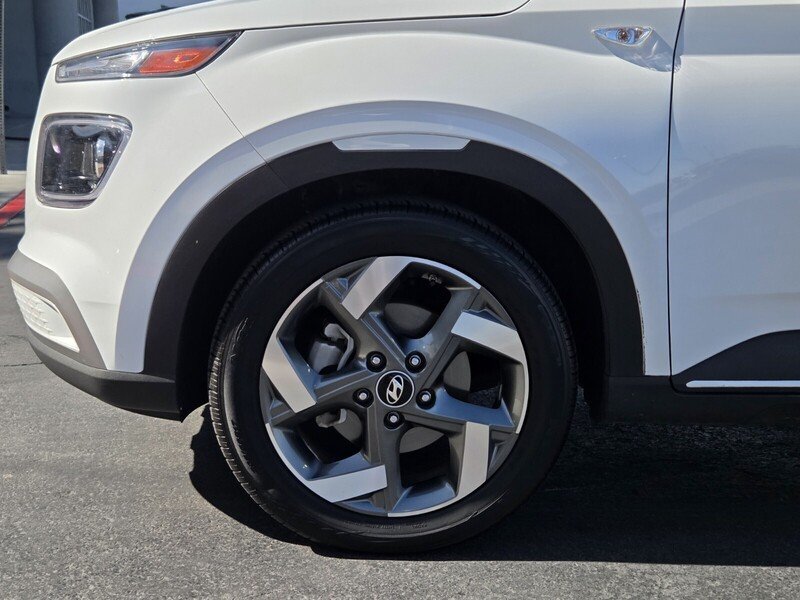 Used 2022 Hyundai Venue Limited FWD image 9