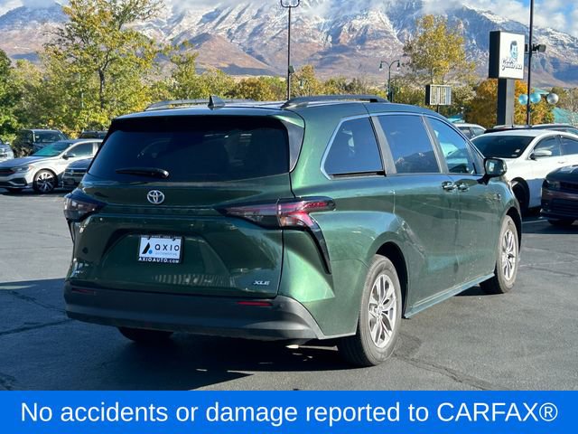 Used 2025 Toyota Sienna XLE image 3