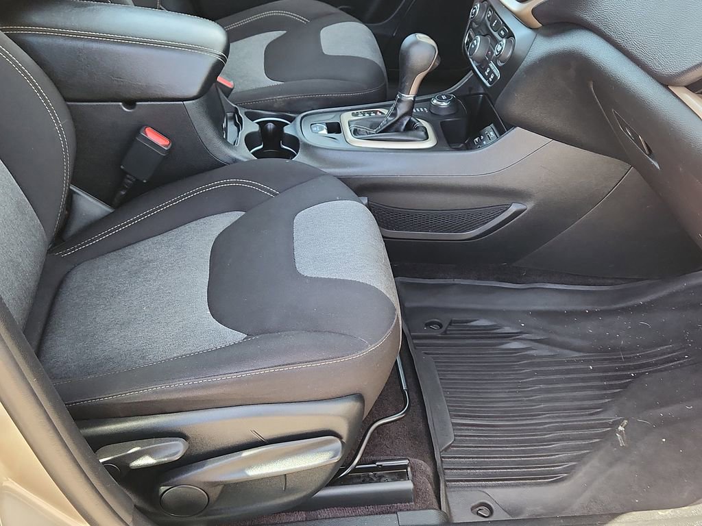 Used 2017 Jeep Cherokee Sport w/ Cold Weather Group image 18