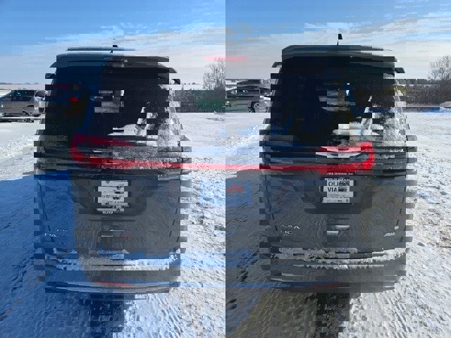 Used 2024 Chrysler Pacifica Touring-L image 4