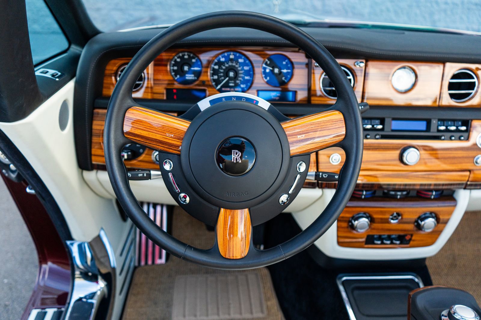 Used 2010 Rolls-Royce Phantom Drophead Coupe image 33