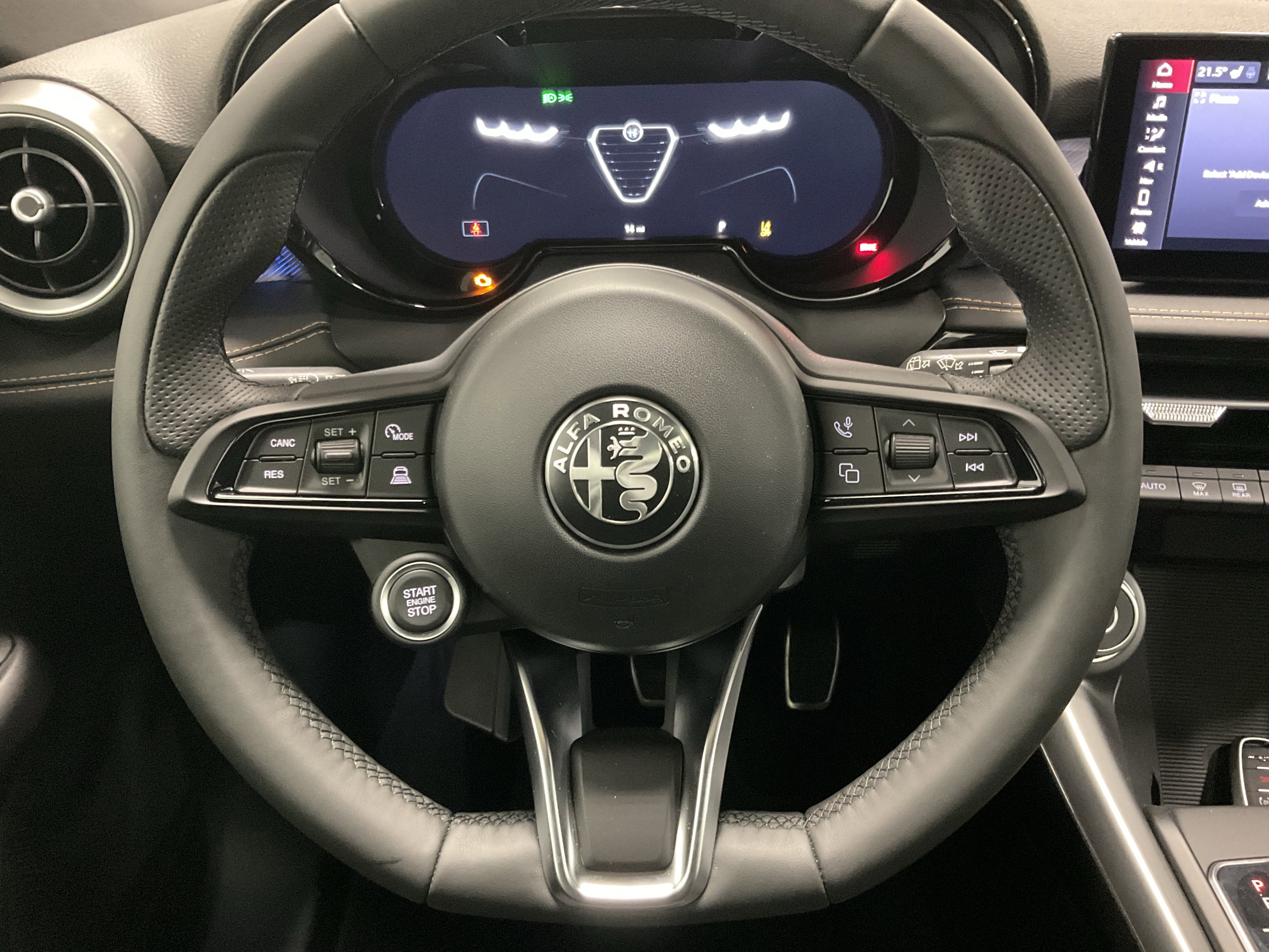 New 2026 Alfa Romeo Tonale w/ Black Premium Package image 14