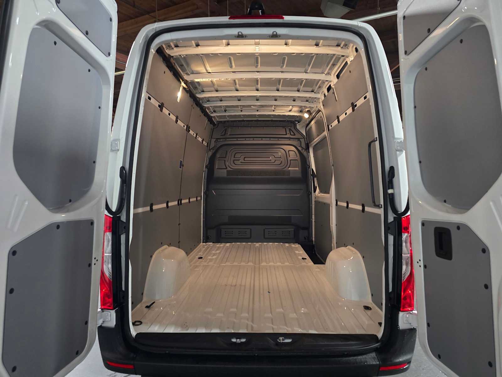 Used 2025 Mercedes-Benz Sprinter 2500 image 16