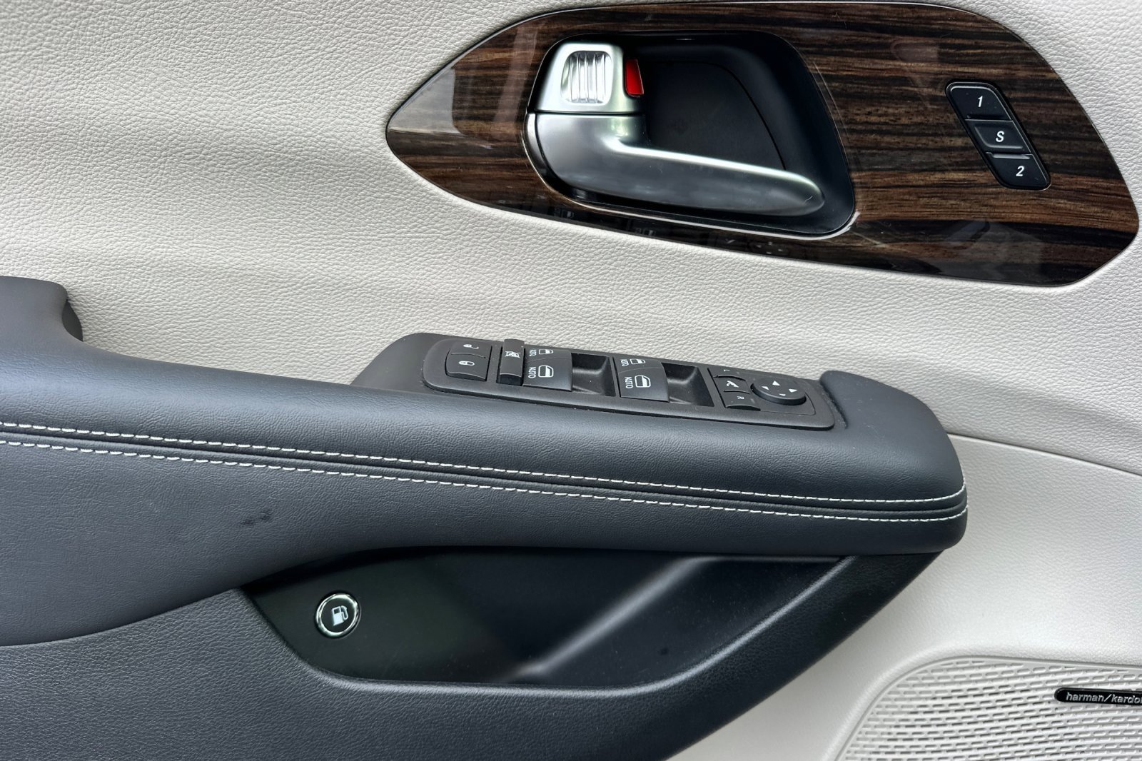 Used 2023 Chrysler Pacifica Limited w/ Uconnect Theater Family Group image 10