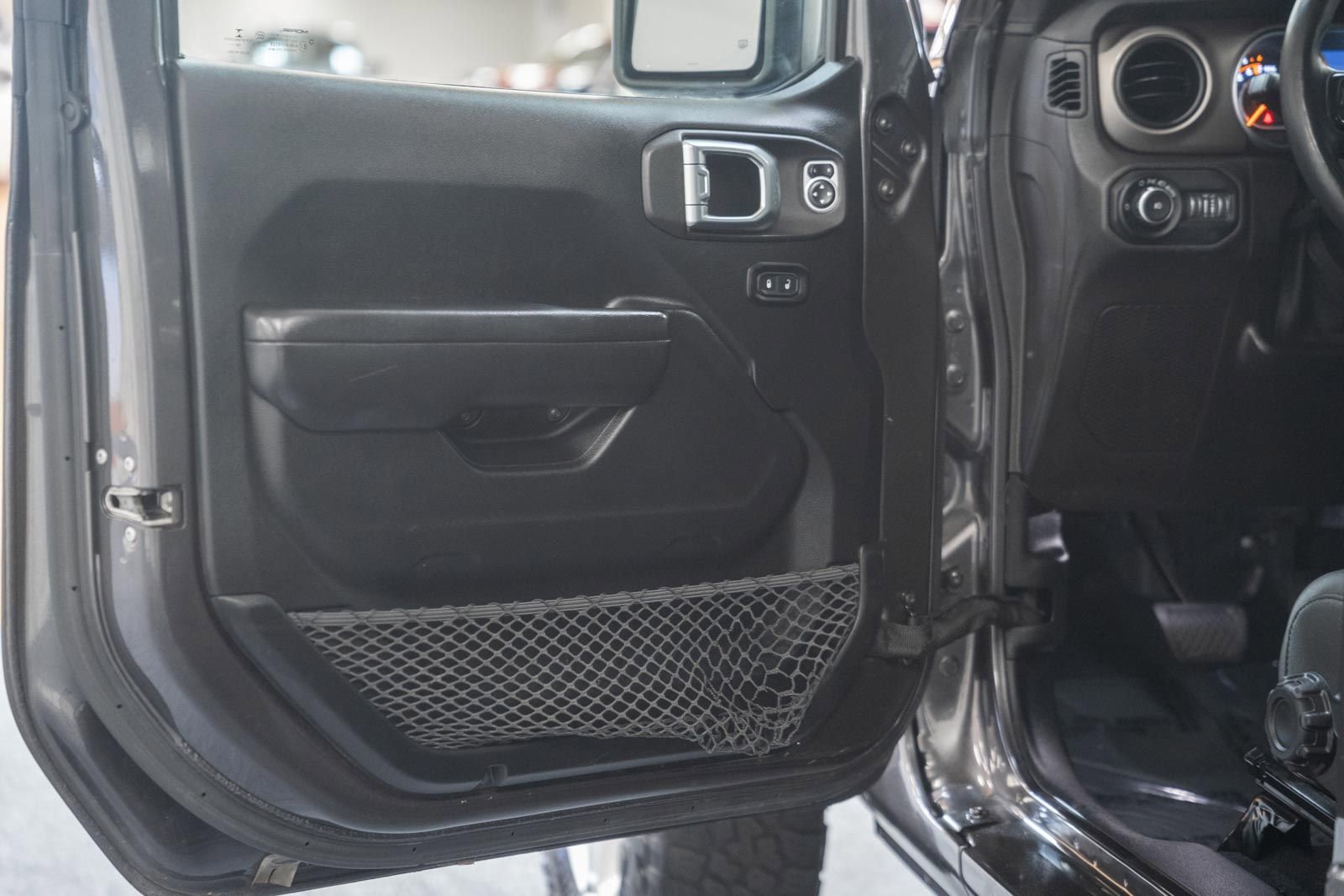 Used 2018 Jeep Wrangler Unlimited Sport S AWD/4WD image 40