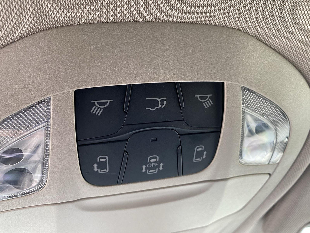 Used 2023 Chrysler Pacifica Touring-L FWD image 31