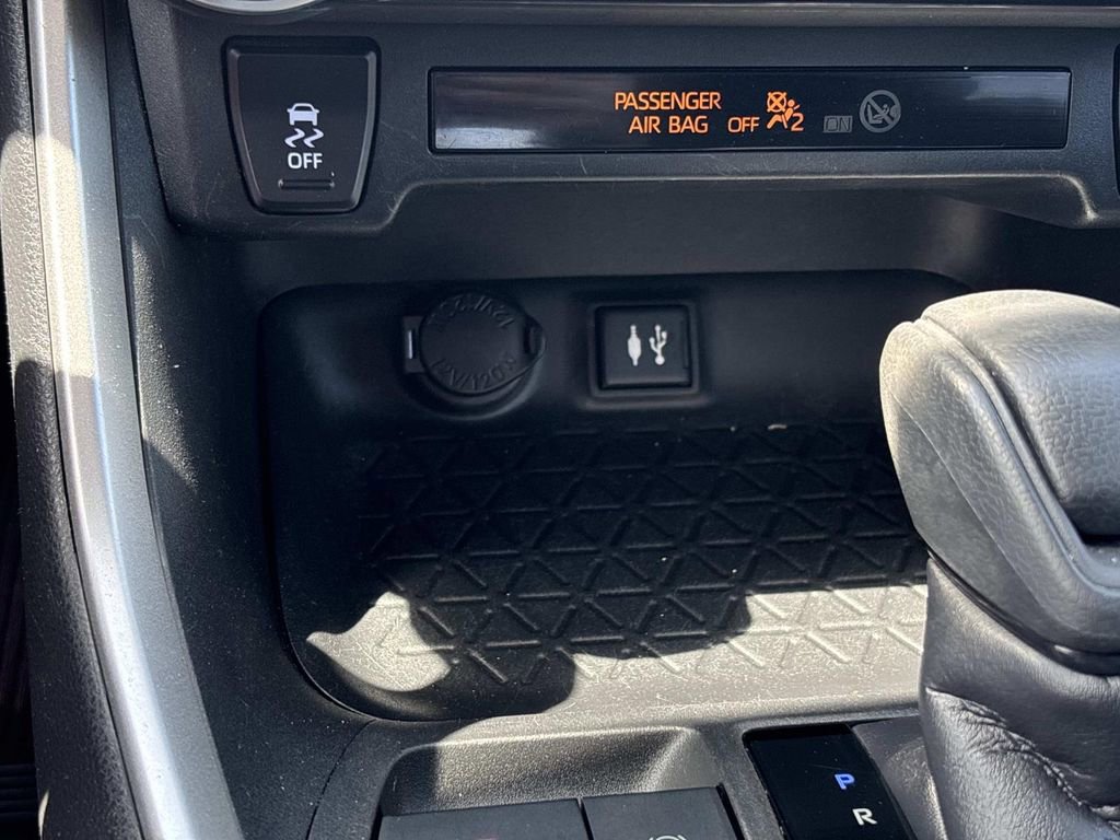 Used 2019 Toyota RAV4 LE FWD image 19